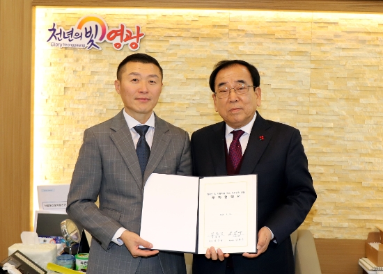 김준성 영광군수가 지난 10일 자동차용 박스 제조업체 ㈜애니텍과 투자협약(MOA)을 체결했다./사진=영광군