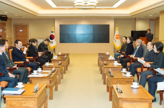 이용섭 광주광역시장이 15일 오전 시청 3층 비즈니스룸에서 열린 국무조정실 녹색성장위원회와의 중앙·지방간 긴밀한 연계 협력 강화 및 지방 정책 지원방안 간담회에 참석해 환담을 하고 있다./사진=광주광역시