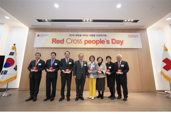 100만원 이상 후원자 명패를 든 기부자들