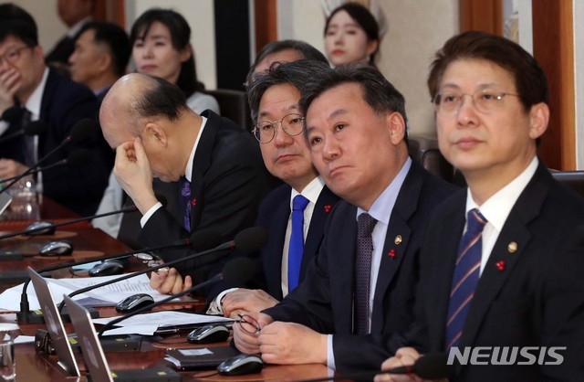 강기정(오른쪽 세번째) 청와대 정무수석이 7일 청와대에서 문재인 대통령의 신년사를 듣고 있다.
