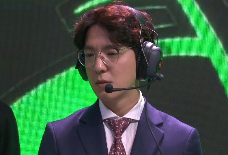 비시 게이밍으로 소속을 옮긴 뒤 첫 LPL 경기를 치른 김정균 감독(사진=트위치 중계 화면 캡처).