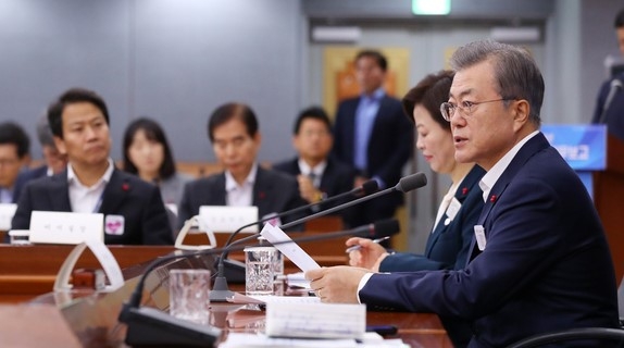 문재인 대통령이 지난 2018년 12월20일 서울 종로구 정부서울청사에서 열린 2019년 여성가족부 업무보고에서 모두발언하고 있다.