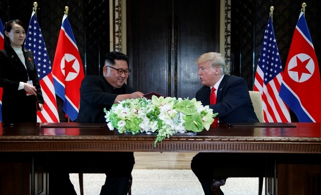 2018년 6월 12일 싱가포르에서 열린 북미 정상회담에서 양국이 동의한 합의문을 교환하고 있는 트럼프 대통령과 김정은 위원장.