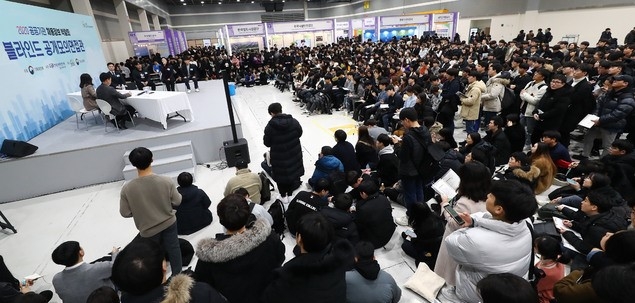 취업준비생을 비롯한 구직자들이 8일 서울 서초구 양재동 aT센터에서 열린 2020 공공기관 채용정보 박람회를 찾아 블라인드 공개모의면접을 바라보고 있다.