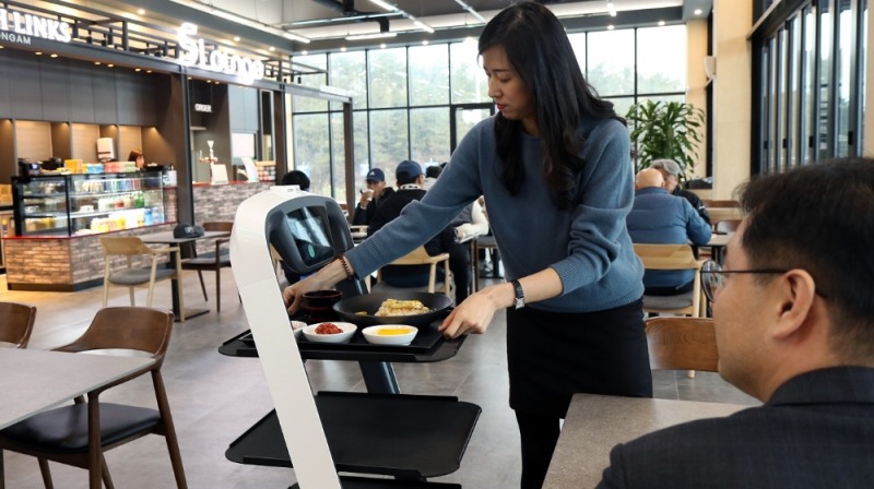 골프장에 서빙로봇 등장… CJ프레시웨이, 신개념 카페테리아 첫선