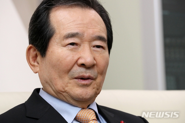 정부세종청사에 첫 출근한 정세균 국무총리가 16일 오후 출입기자들과 간담회를 갖고 있는 모습.