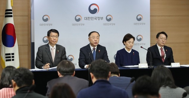 홍남기 경제부총리 겸 기획재정부 장관이 16일 서울 종로구 정부서울청사에서 주택시장 안정화 방안 관련 관계부처 합동브리핑을 하고 있다. 왼쪽부터 은성수 금융위원장, 홍 부총리, 김현미 국토부장관, 김현준 국세청장.