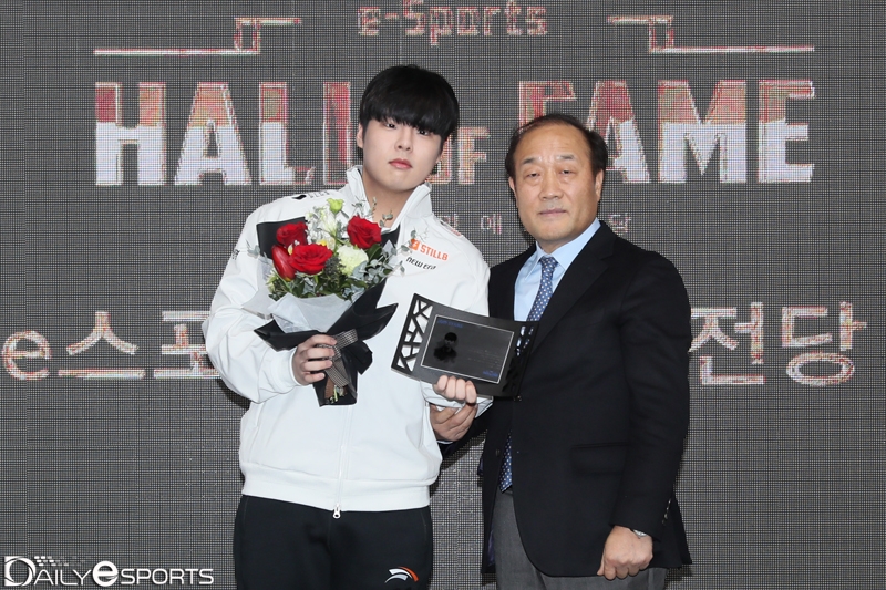 스타즈로 선정된 문호준(왼쪽)과 한국e스포츠협회 김영만 회장.