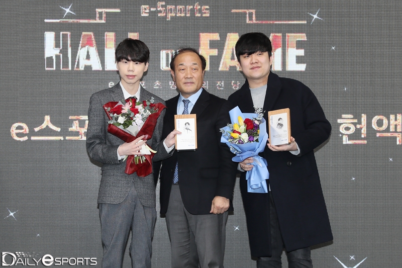 왼쪽부터 샌드박스 게이밍 유창현, 한국e스포츠협회 김영만 회장, 전 프로게이머 권상윤.