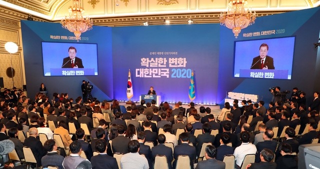 문재인 대통령이 14일 청와대 영빈관에서 열린 2020 대통령 신년기자회견에 참석해 취재진의 질문에 답변하고 있다.
