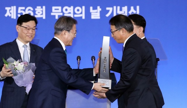 문재인 대통령이 5일 오전 서울 강남구 삼성동 코엑스에서 열린 제56회 무역의 날 기념식에 참석해 강병창 솔브레인 대표에게 5억불 수출의 탑을 수여하고 있다. 2019.12.05.