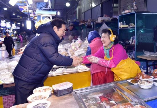 이용섭 광주광역시장이 설 명절을 앞두고 민생현장 방문에 나선 가운데 21일 새벽 동구 남광주 새벽시장을 찾아 상인들을 격려하고 있다./사진=광주광역시