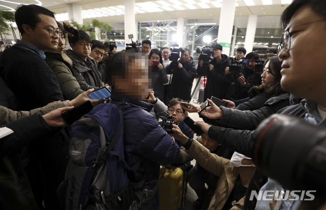 네팔 안나푸르나에서 트래킹 도중 눈사태로 실종된 충남교육청 소속 교사 4명과 동행했던 교사들이 22일 오전 인천국제공항 제2여객터미널을 통해 귀국해 취재진 질문에 답하고 있다.