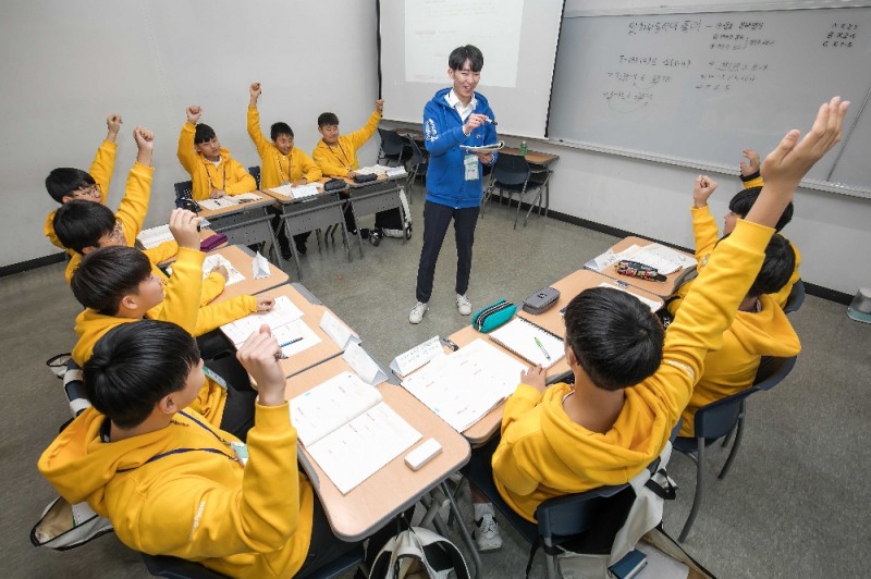 지난 11일 경기도 용인시 한국외국어대학교 글로벌캠퍼스에서 '2020 삼성 드림클래스 겨울캠프'에 참가한 중학생들이 대학생 멘토로부터 수업을 듣고 있다. 