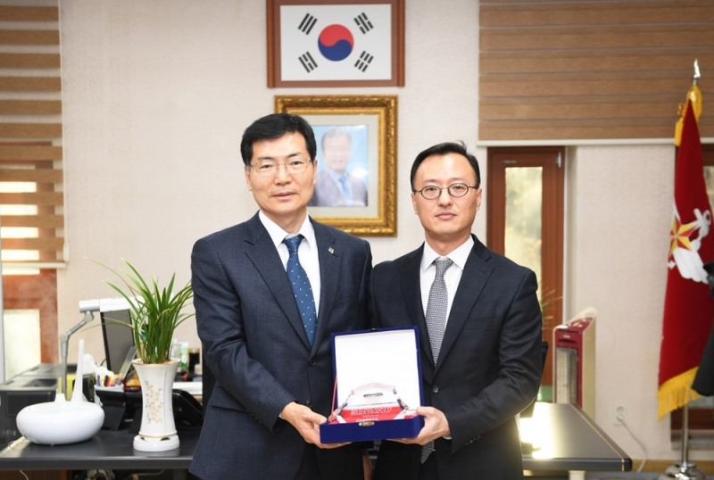 지난 21(화) 현대엔지니어링이 ‘2019 국립서울현충원 봉사활동 우수단체로 선정되 양섭 국립서울현충원장(사진 좌측)이 엄홍석 현대엔지니어링 커뮤니케이션실장(사진 우측)에게 감사패를 전달하고 있다.