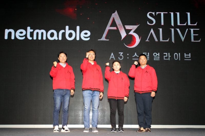 'A3: 스틸얼라이브' 관계자들이 질의응답에 이어 기념사진 촬영에 나서고 있다. 왼쪽부터 넷마블 권영식 대표, 장중선 본부장, 이데아게임즈 홍광민 PD, 권민관 대표.