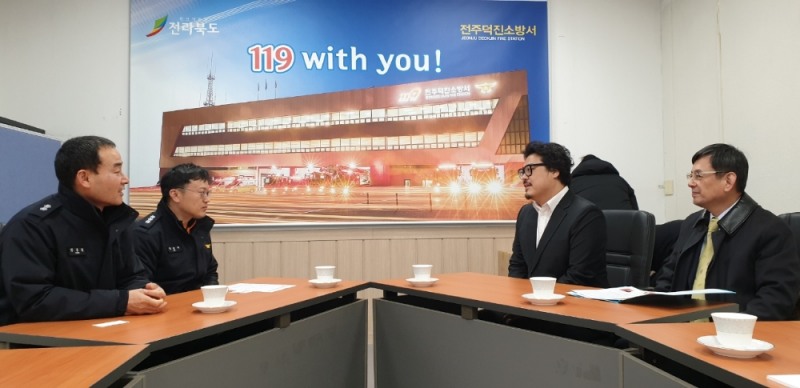 왼쪽부터 강윤철 덕진소방서 행정팀장, 임정욱 덕진소방서 소방행정과장, 안지훈 비웨이브컴퍼니 총괄이사, 장규식 대한소방공제회 지원팀장