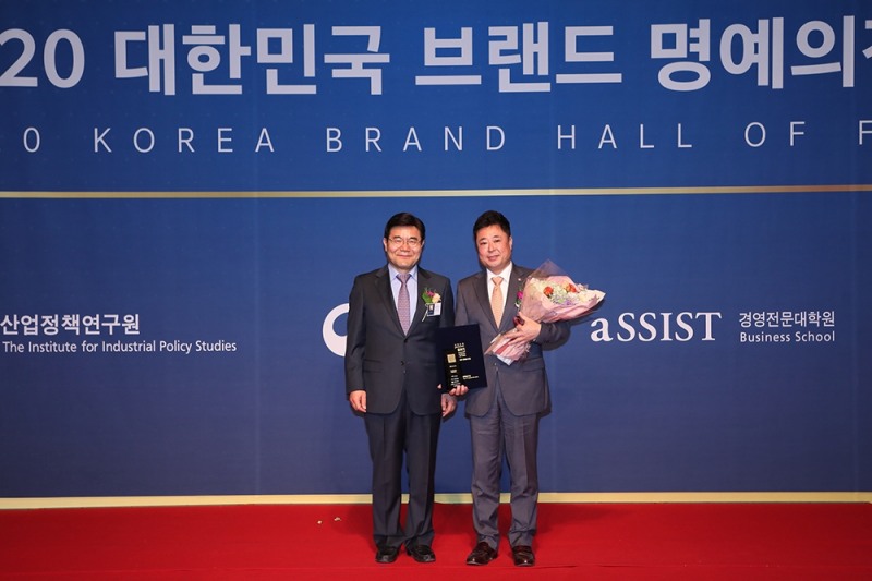 교원더오름 '리빙메이트'가 친환경 세제 부문을 수상했다. (우) 교원더오름 신우재 부문장