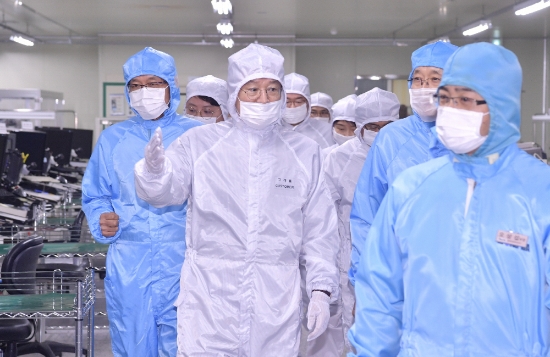 이용섭 광주광역시장이 설명절을 앞두고 지난 22일 밤 북구 대촌동 동하코퍼레이션㈜을 방문해 야간근무중인 근로자들을 격려하고 김응 대표의 안내로 공장내부를 둘러보고 있다./사진=광주광역시