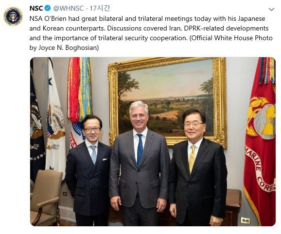 정의용 국가안보실장(오른쪽)이 8일(현지시간) 미국 워싱턴 백악관에서 로버트 오브라이언 백악관 국가안보보좌관(가운데), 기타무라 시게루 일본 국가안전보장국장과 함께 포즈를 취하고 있다. 정 실장은 이날 3국 안보협의에 참석했으며, 기타무라 국장과 함께 도널드 트럼프 미 대통령을 면담했다.