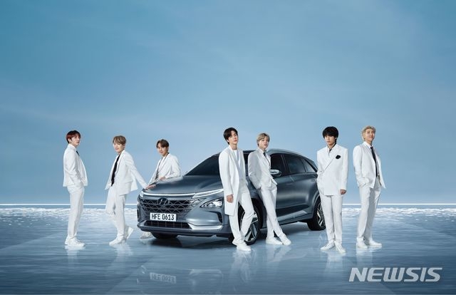 방탄소년단이 26일(현지시간) 미국 LA 스테이플스 센터에서 개최된 제62회 그래미 어워즈(Grammy Awards) 레드카펫 행사에 현대자동차 수소전기차 '넥쏘'를 타고 참석했다. 방탄소년단 멤버들이 현대자동차 수소전기차 ‘넥쏘’ 앞에서 포즈를 취하고 있는 모습. 좌부터 정국, 슈가, 제이홉, 진, 지민, 뷔, RM.