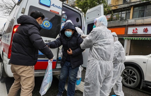 중국 후베이성 우한에서 26일 폐렴환자로 보이는 남성이 앰뷸런스에서 내리고 있다