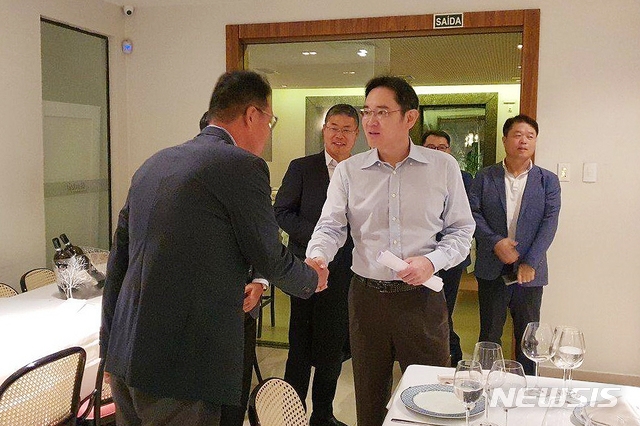 (사진=삼성전자) 삼성전자는 이재용 부회장이 설 연휴 기간에 브라질을 찾아 명절 현장 경영을 이어갔다고 27일 밝혔다. 사진은 26일(현지시간) 이 부회장이 브라질 마나우스 현지 임직원들과 인사하는 모습.