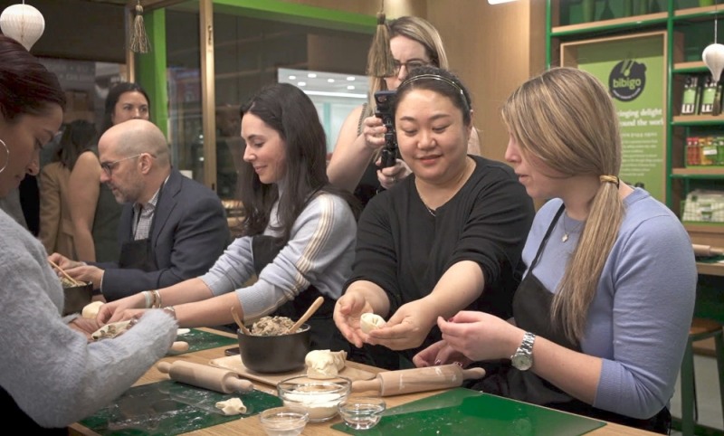 CJ제일제당, 설 명절 맞아 뉴요커에게 만두 빚기 전수