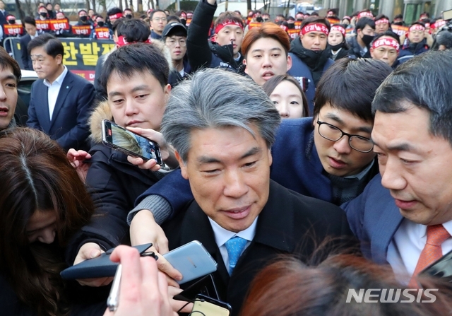 (사진=뉴시스) 출근 저지당한 윤종원 신임 기업은행장이 지난 3일 오전 서울 중구 IBK기업은행 본점을 나서고 있다. 이날 윤 신임 행장은 노동조합이 '낙하산 인사'에 반대하며 출근 저지 투쟁을 펼쳐 출근하지 못한 채 발걸음을 돌렸다.