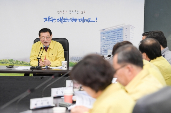이용섭 광주광역시장이 28일 오전 시청 17층 재난안전상황실에서 신종 코로나바이러스감염증 대응 관련 자치구 및 유관기관으로부터 신종 코로나바이러스감염증 추진 상황을 보고 받고 철저한 대비와 점검으로 코로나바이러스감염증 대응에 최선을 다 해줄 것을 당부했다./사진=광주광역시