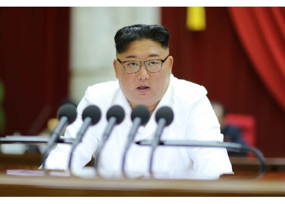 김정은 북한 국무위원장이 노동당 전원회의에서 당과 국가의 사업방향을 제시하는 연설을 하고 있다.