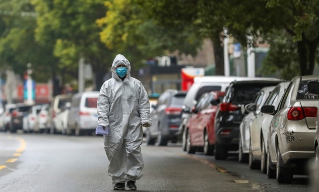신종 코로나바이러스 진원지인 중국 후베이성 우한시에서 27일 보호장비를 착용한 의료진이 인적 끊긴 거리를 걷고 있다