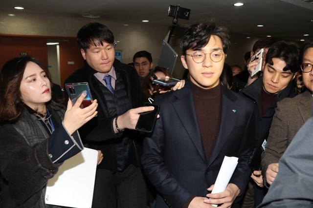 미투 의혹이 불거진 더불어민주당 인재영입 2호 원종건 씨가 28일 서울 여의도 국회에서 기자회견을 마친 뒤 국회를 빠져나가고 있다. 원종건 씨는 기자회견에서 "올라온 글은 사실이 아니지만 파렴치한 사람으로 몰려 참담"하다며 "진실공방 자체가 당에 부담드리는 일이라 자연인 신분으로 돌아가겠다"고 밝혔다.