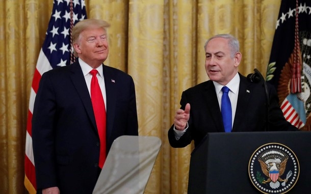 도널드 트럼프 미국 대통령이 28일(현지시간) 백악관에서 베냐민 네타냐후 이스라엘 총리와 함께 중동 평화 계획을 발표하고 있다. 
