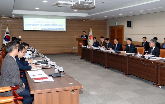 조인철 광주광역시 문화경제부시장이 29일 오전 시청 3층 소회의실에서 열린 아시아문화중심도시 조성사업 관련 정책협의회에 참석해 정배 문체부 문화예술정책실장, 이진식 문화전당장 등 관계자들과 함께 주요 현안업무를 공유 및 협의 했다./사진=광주광역시