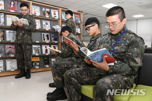 공군교육사령부 장병들이 학술정보관에서 독서를 즐기고있다.2018.01.22.