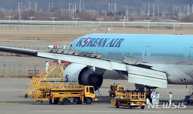 29일 인천국제공항 대한항공 정비고에서 정비사들이 작업을 하고 있다. 정부는 신종 코로나바이러스 감염증 발원지인 중국 우한에 고립된 한국인 700여명의 국내 송환을 위해 오는 30일부터 31일까지 대한항공 전세기를 4차례 급파한다.