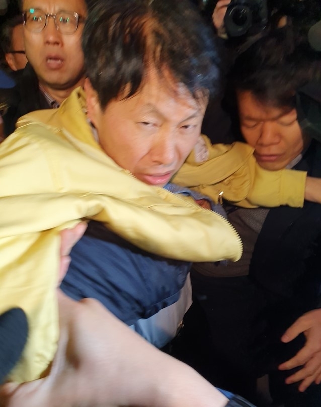 김강립 보건복지부 차관이 29일 충북 진천군 국가공무원인재개발원에서 진천군민들의 거센 항의에 현장을 벗어나고 있다.
