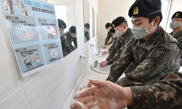 30일 오후 경기 화성시 매송면 제51사단 장병들이 신종 코로나바이러스 감염증 예방을 위해 식사를 하기 전 손을 씻고 있다. 육군은 부대 출입 인원의 체온을 측정하고 방역을 실시 하는 등 신종 코로나바이러스 감염증 확산 방지를 위한 예방 조치를 적극 시행하고 있다.