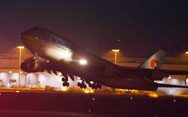 신종 코로나바이러스 감염증이 발생한 중국 우한에서 한국 교민을 수송하기 위한 전세기 KE 9883편 보잉 747 여객기가 30일 오후 인천국제공항을 출발하고 있다.