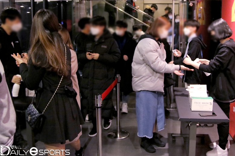 29일 카트 리그 현장에서 입장객들의 체온을 측정하고 손 세정제, 마스크를 지급했다.