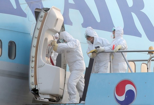 대기중이던 검역관들이 31일 오전 서울 강서구 김포국제공항에서 신종 코로나바이러스 감염증(우한 폐렴)이 발생한 중국 후베이성 우한 교민들을 태운 전세기의 문을 열고 있다.