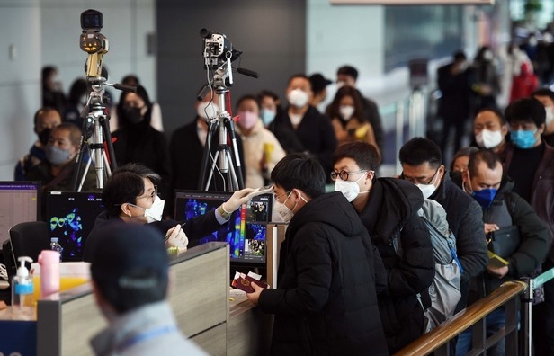 신종 코로나바이러스 감염증 공포가 확산하는 가운데 29일 인천국제공항 제1터미널 입국장에서 중국 텐진에서 입국하는 승객들이 검역을 받고 있다.
