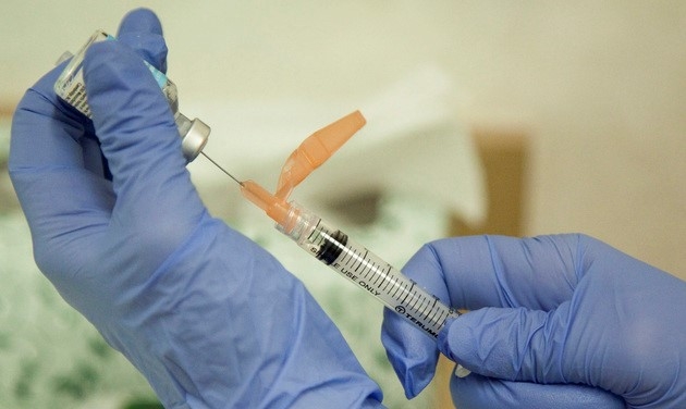 미국에서 2019~2020년 독감이 대유행하면서 1500만명이 감염되고 8200여명이 숨졌다. 사진은 2010년 미국 메릴랜드 주 록빌의 한 병원에서 독감 예방 접종 주사를 준비 중인 모습.