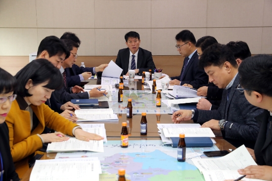 조인철 광주광역시 문화경제부시장은 31일 시청 3층 문화경제부시장실에서 광주형일자리 추진상황 점검회의를 주재하고 있다./사진=광주광역시