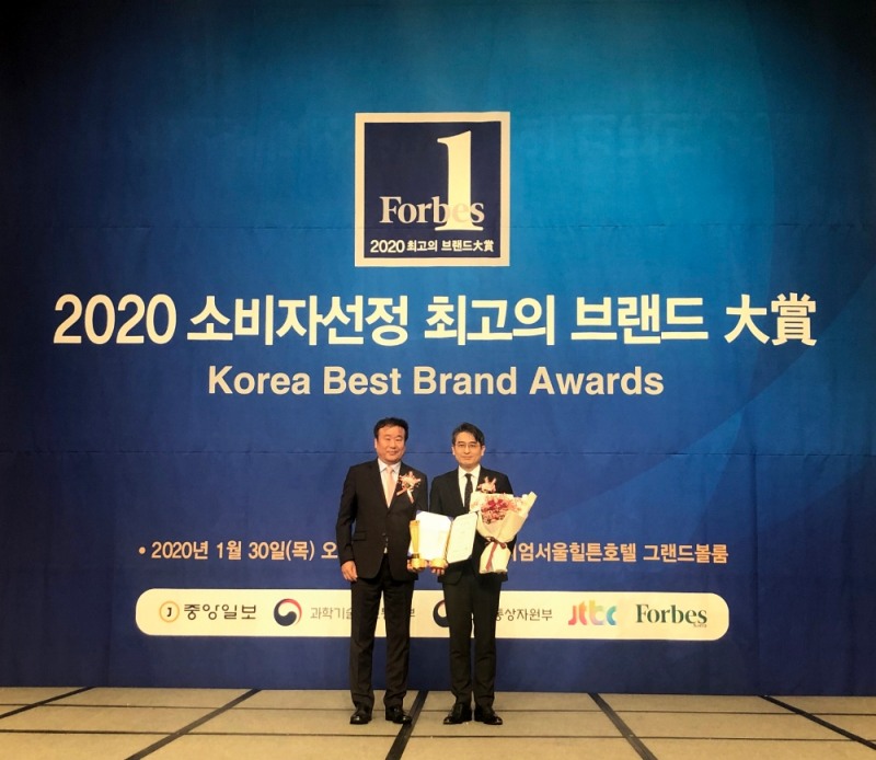 에이원의 리안, 조이가 ‘2020 소비자선정 최고의 브랜드 대상’을 수상했다. 사진=에이원 제공