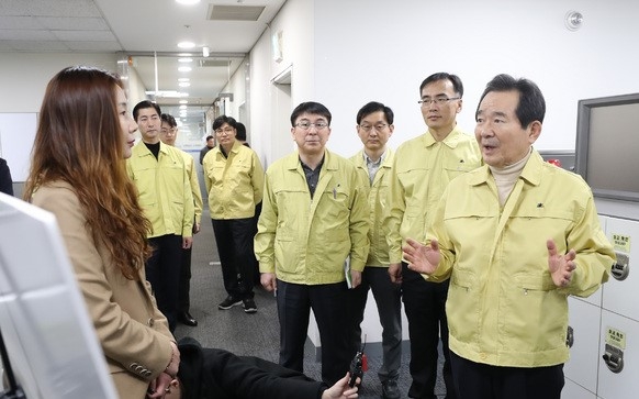 정세균 국무총리가 1일 오후 신종 코로나바이러스 관련해 국민들의 응대 창구인 서울 영등포구 질병관리본부 1339 콜센터를 방문해 업무설명을 듣고 있다.
