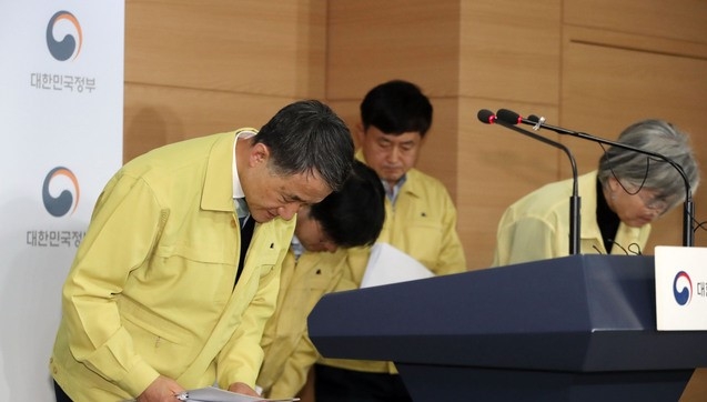 박능후 보건복지부 장관(중앙사고수습본부장)과 강경화 외교부 장관을 비롯한 정부부처 관계자들이 2일 오후 서울 종로구 정부서울청사 브리핑룸에서 열린 신종 코로나바이러스 감염증(우한폐렴) 관련 확대 중앙사고수습본부 회의 결과 발표 브리핑을 마친 후 인사하고 있다.
