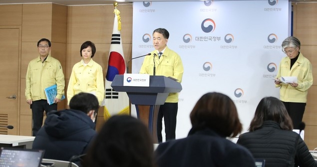 박능후 보건복지부 장관(중앙사고수습본부장)이 2일 오후 서울 종로구 정부서울청사 브리핑룸에서 신종 코로나바이러스 감염증(우한폐렴) 관련 확대 중앙사고수습본부 회의 결과를 발표하고 있다.