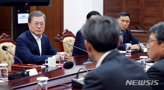 문재인 대통령이 2일 오후 청와대 여민관에서 신종 코로나바이러스 감염증(우한 폐렴) 관련 감염병 전문가와 간담회를 하고 있다.(사진=뉴시스)